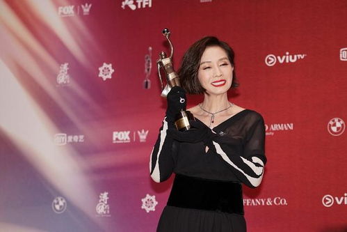 61歲毛舜荺笑容好燦爛,黑紗裙配斑馬手套時尚俏皮,側(cè)掖發(fā)好美